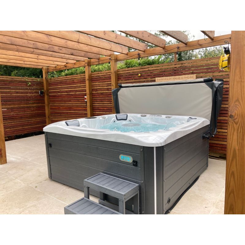 Balmoral 5-6 person hot tub