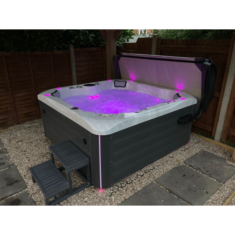 Shakespeare 6 person hot tub