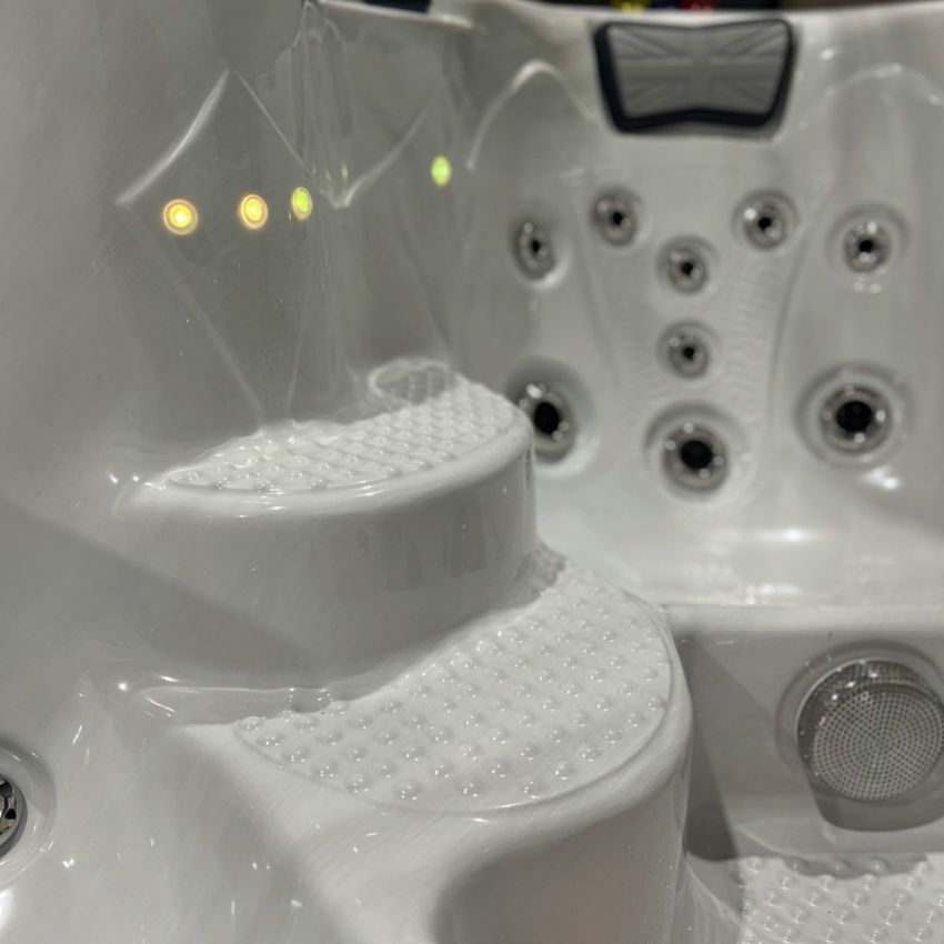 Serenity™ 5 Person Hot Tub