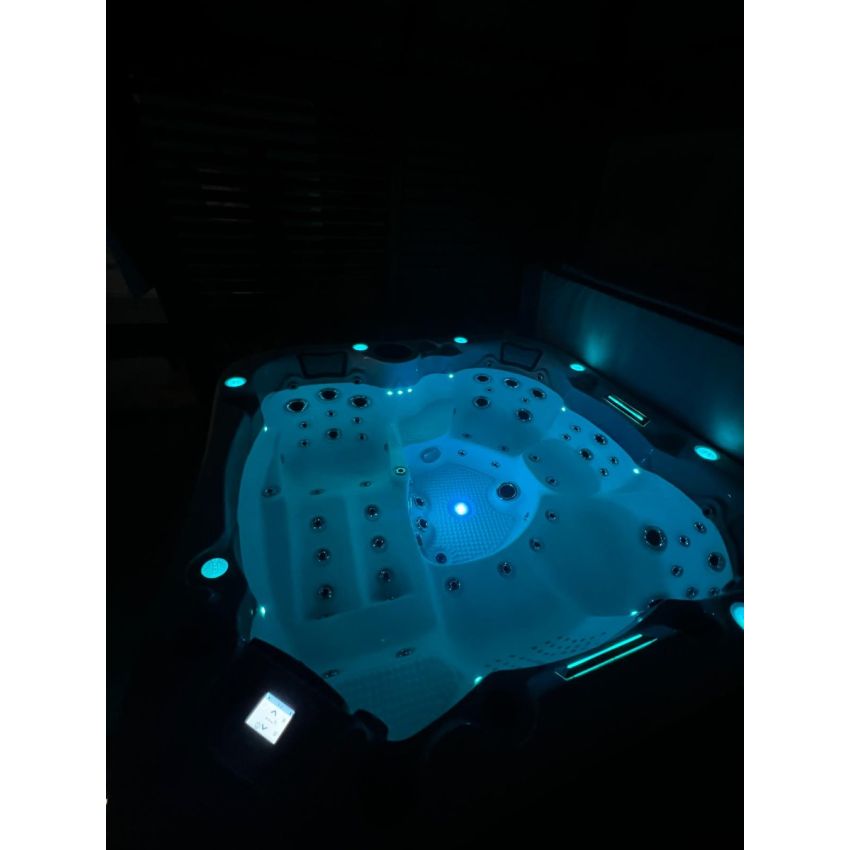 Ex-display Balmoral Hot Tub