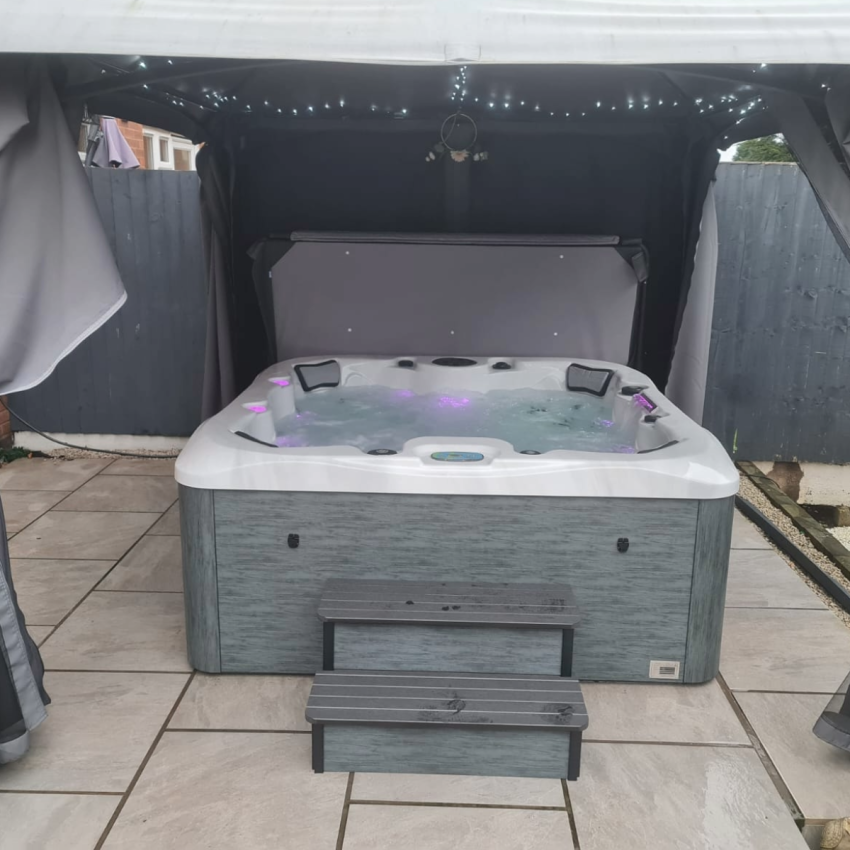 Oasis™ 7 Person Hot Tub