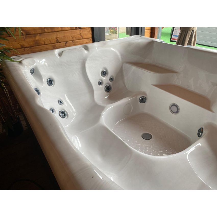 PRE-LOVED BEACHCOMBER 340 LEEP