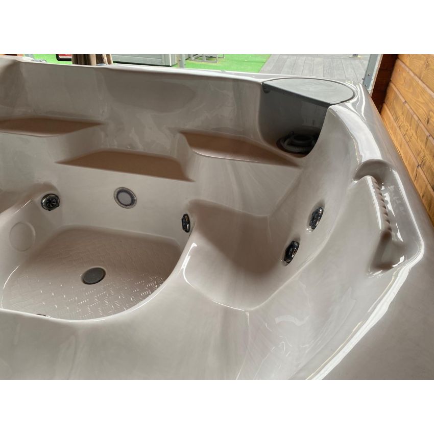 PRE-LOVED BEACHCOMBER 340 LEEP