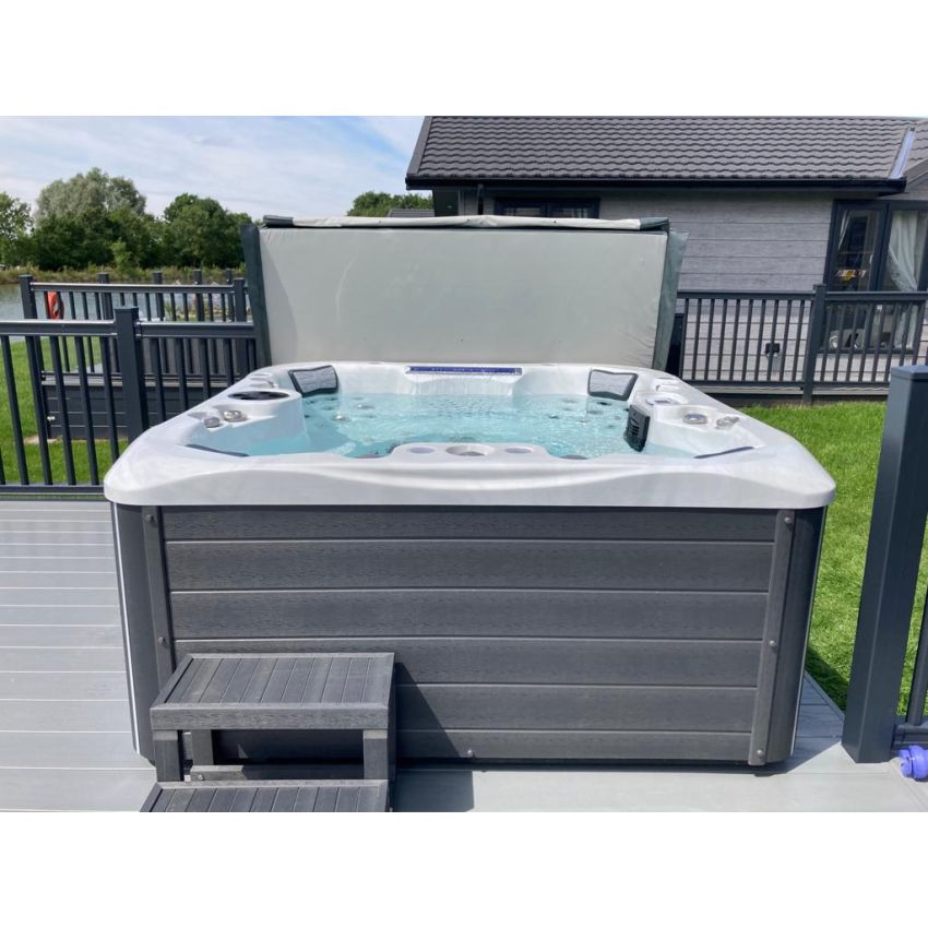 Kensington Hot Tub™