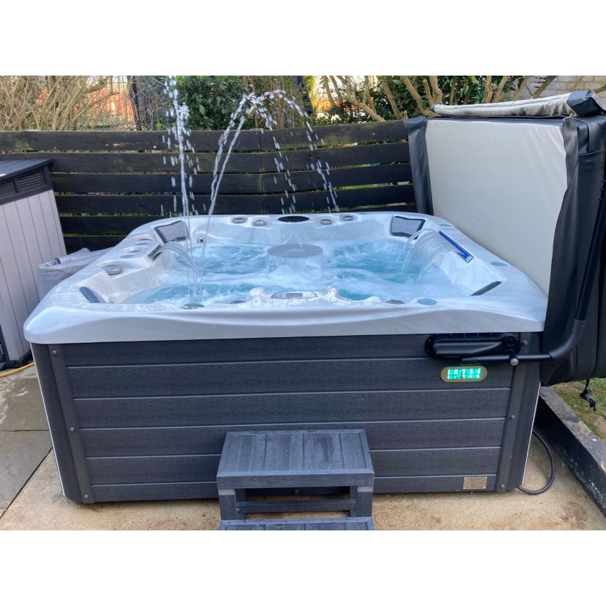 Kensington Hot Tub™