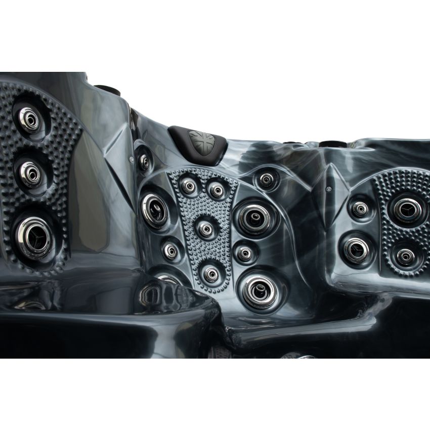 Commodore™ 7 Person Hot Tub