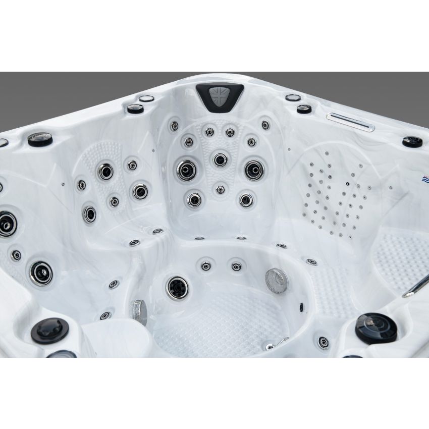 Commodore™ 7 Person Hot Tub