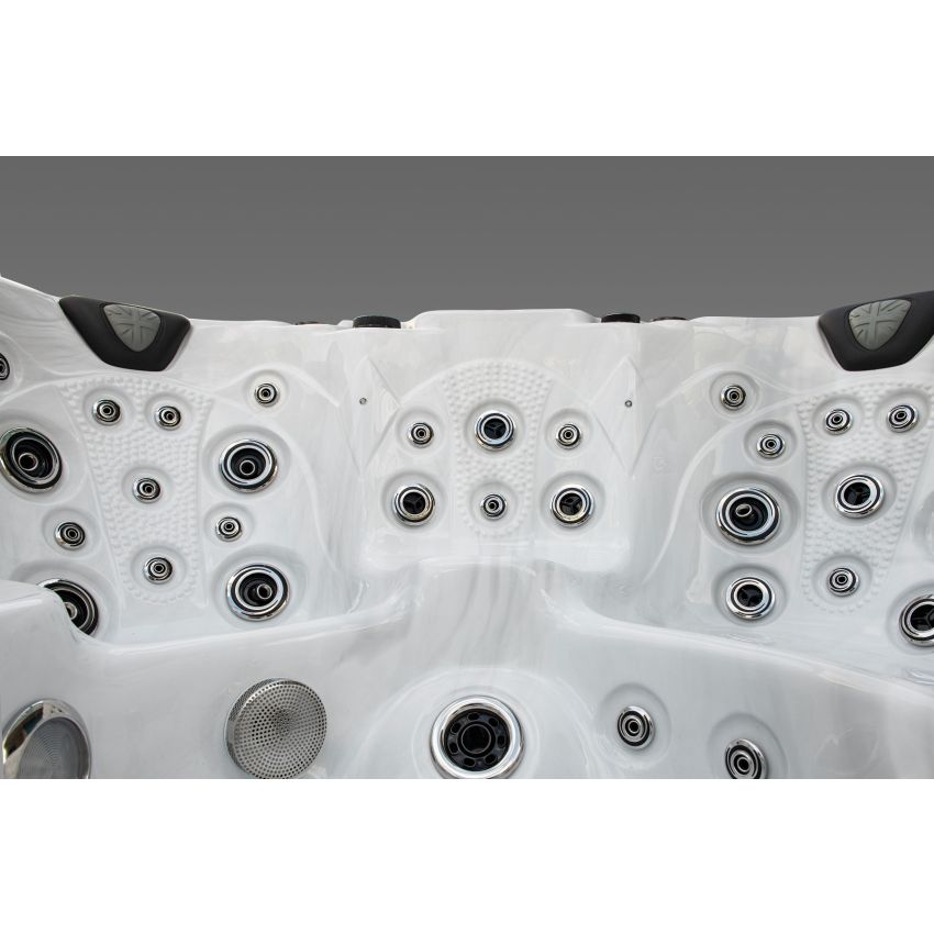 Commodore™ 7 Person Hot Tub