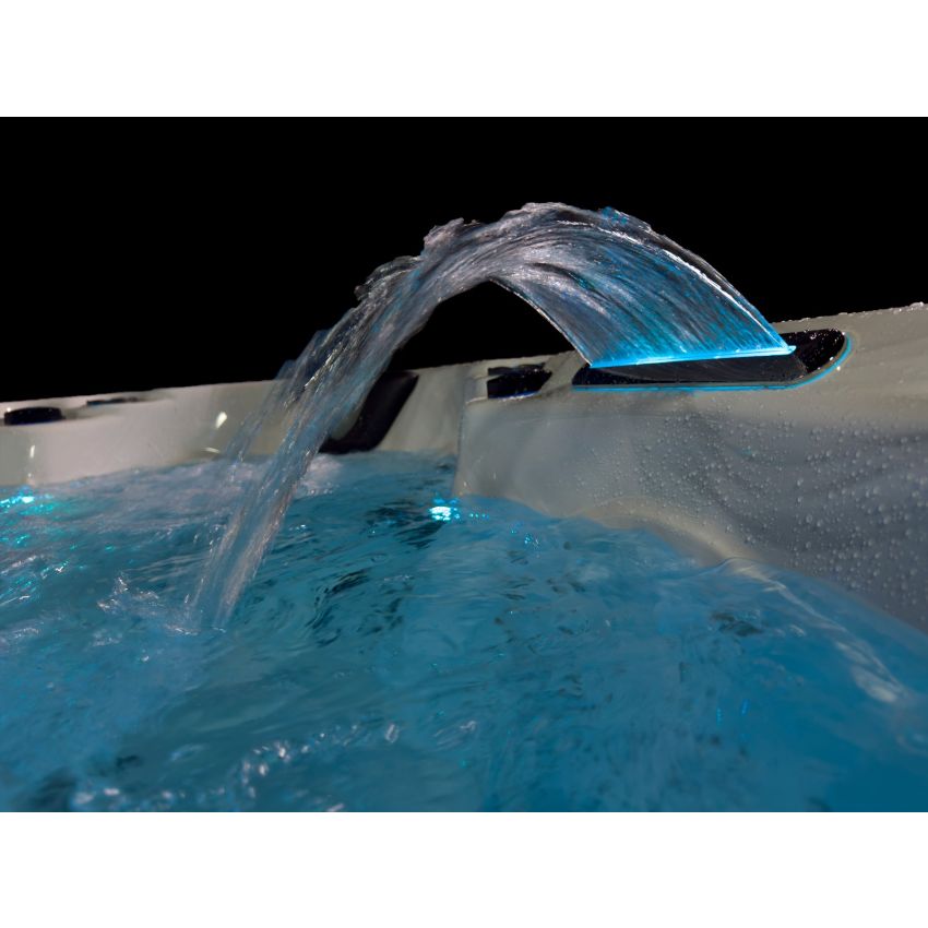 Commodore™ 7 Person Hot Tub