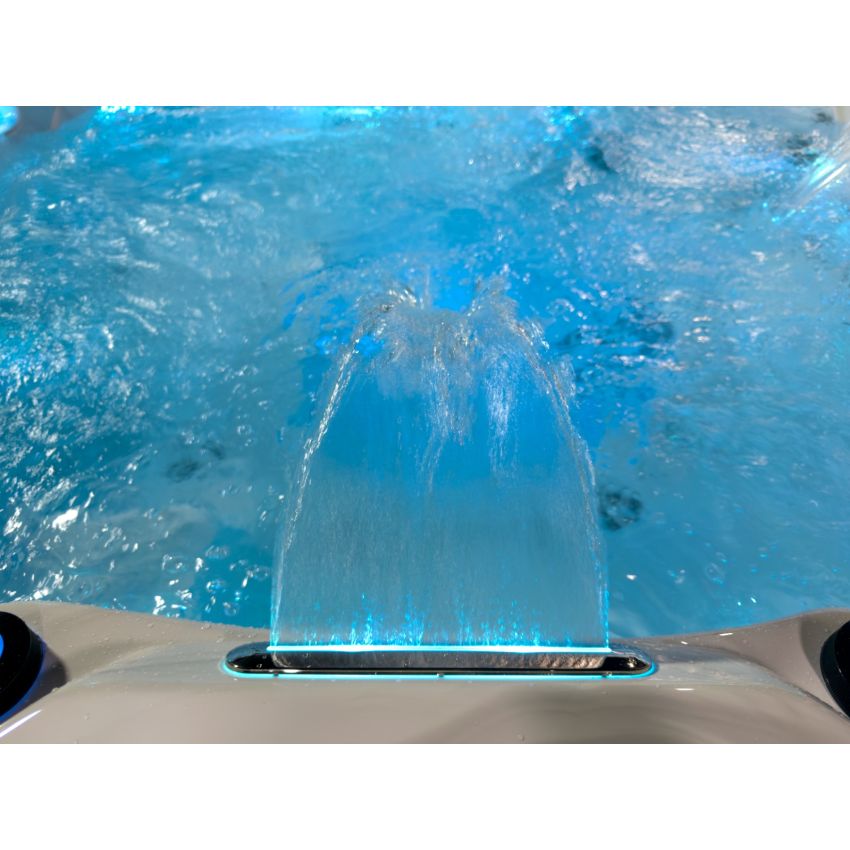 Monarch™ 7 Person Hot Tub