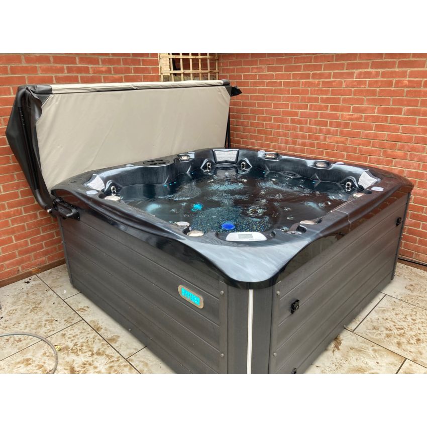 Windsor Hot Tub™ 