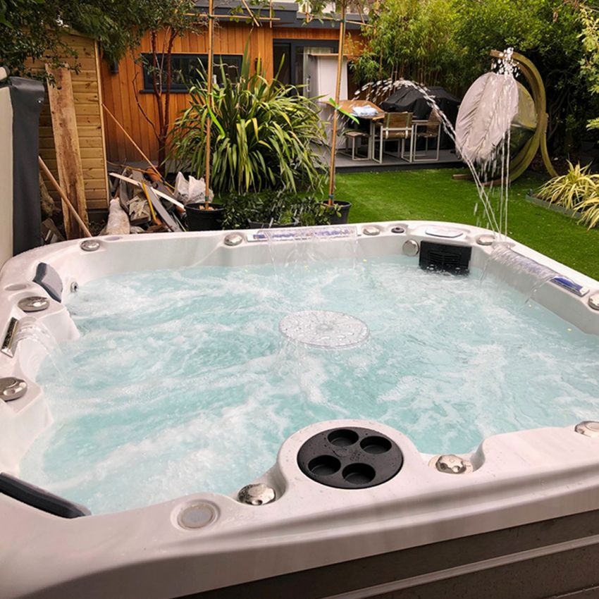 Union 5 Person Hot Tub - Proudly Designed in the UK