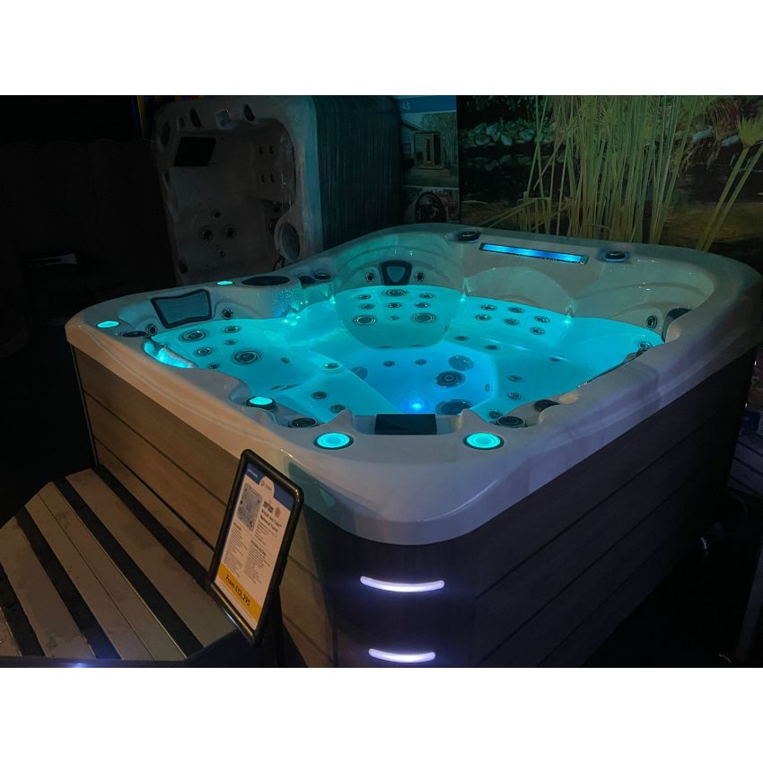 Balmoral Curve Hot Tub™ 