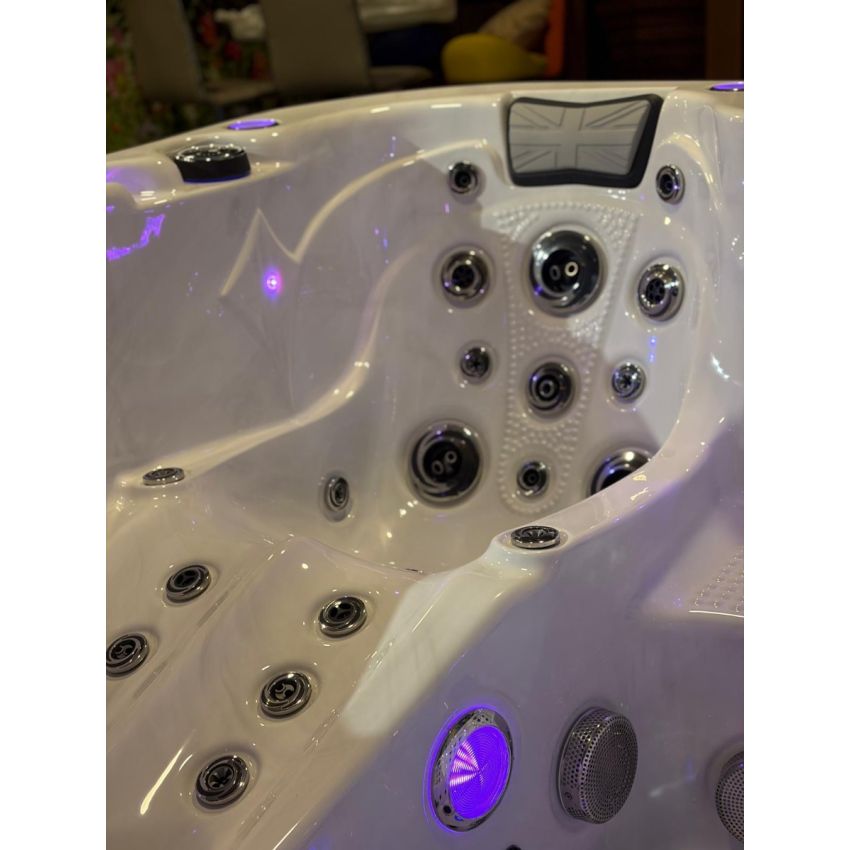 Balmoral Curve Hot Tub™ 