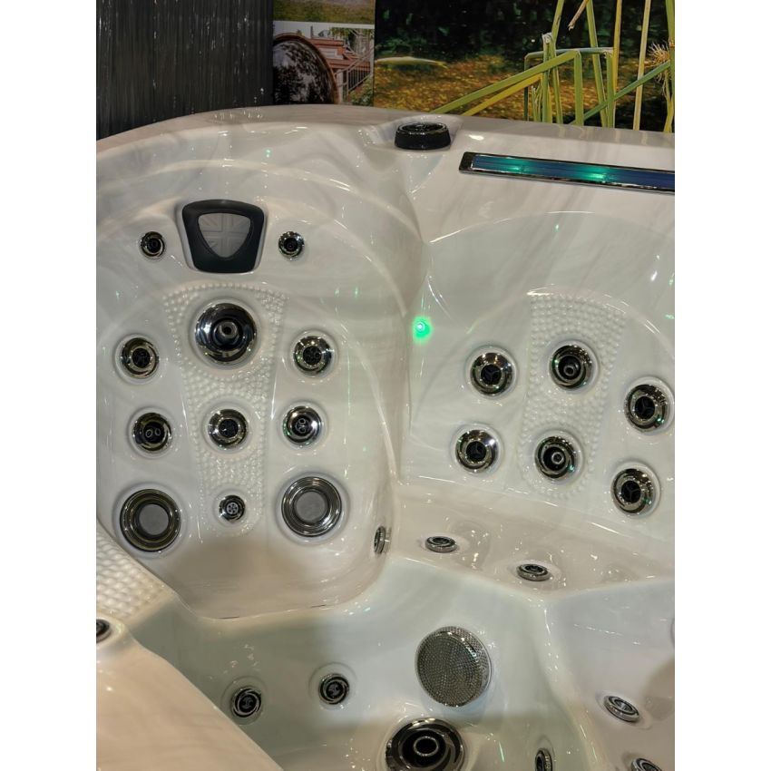 Balmoral Curve Hot Tub™ 