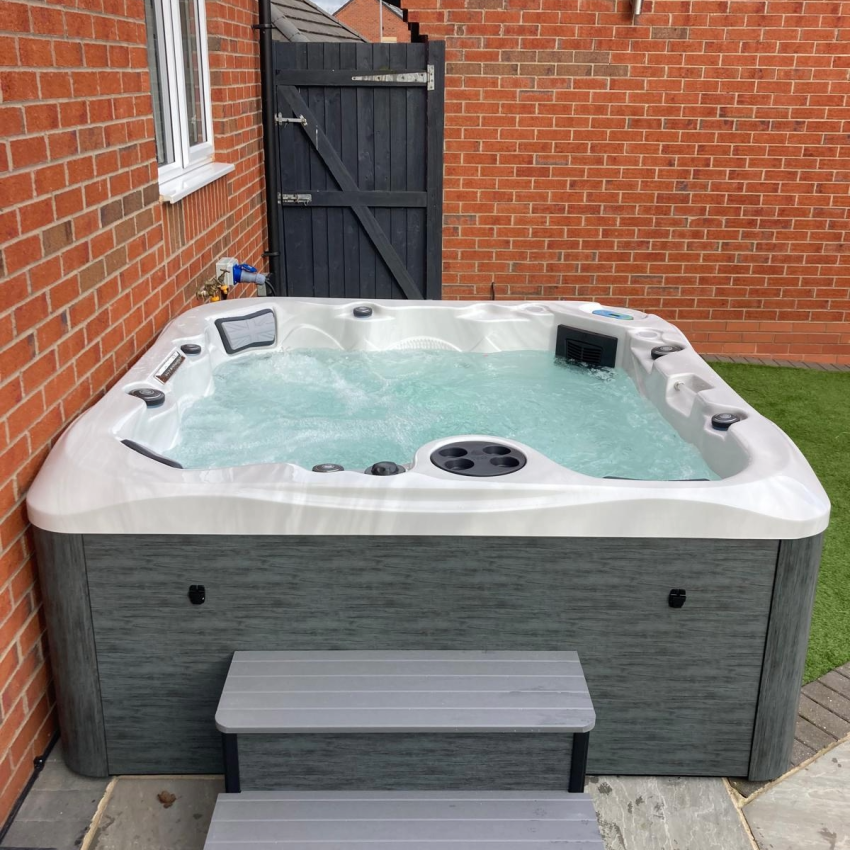 Serenity™ 5 Person Hot Tub