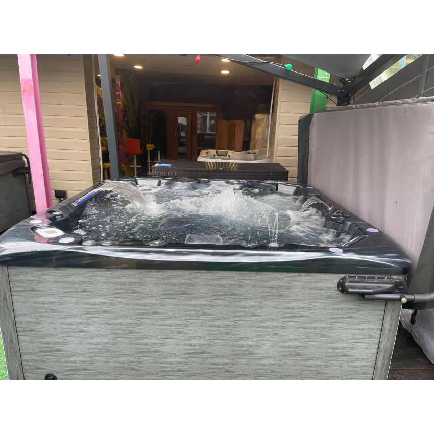 Ex-display Empire Hot Tub™