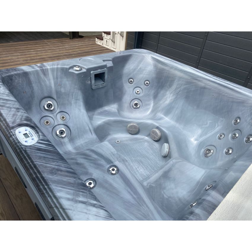 Pre-loved Coast Spas Islander Hot Tub 