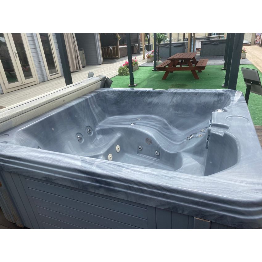 Pre-loved Coast Spas Islander Hot Tub 