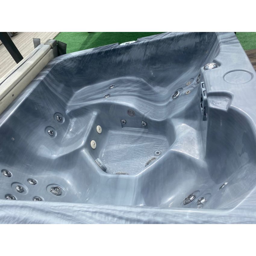 Pre-loved Coast Spas Islander Hot Tub 