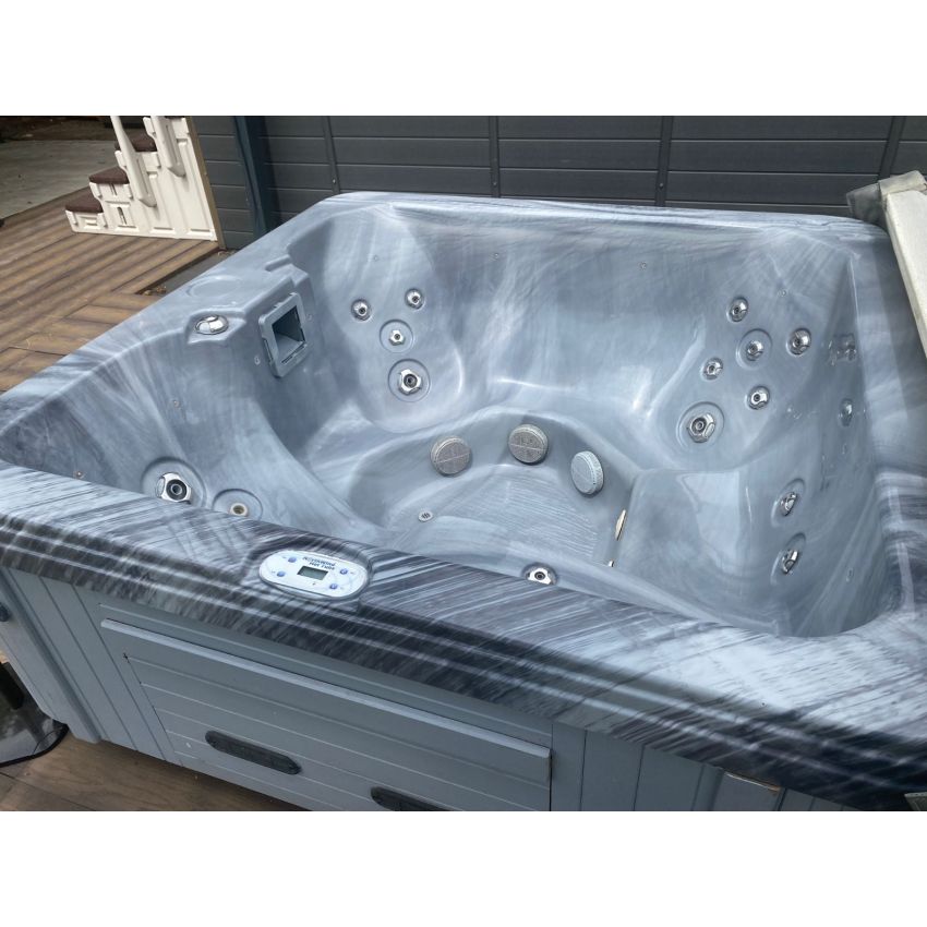 Pre-loved Coast Spas Islander 