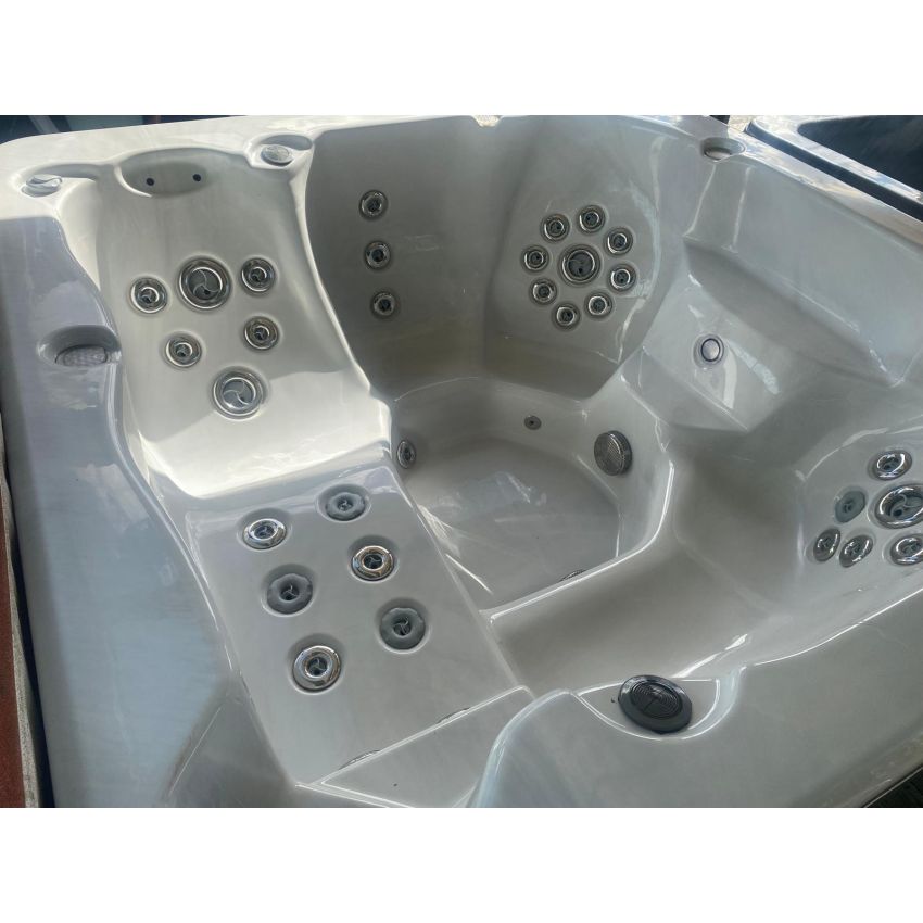 Pre-loved Coyote Hot Tub 