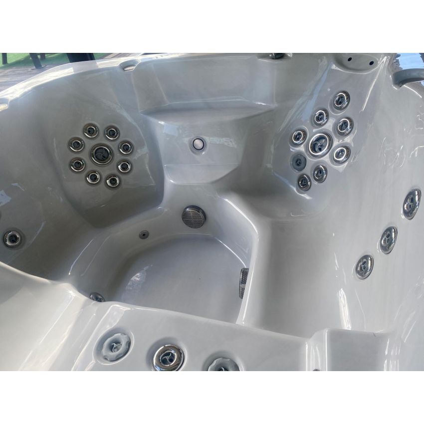Pre-loved Coyote Hot Tub 
