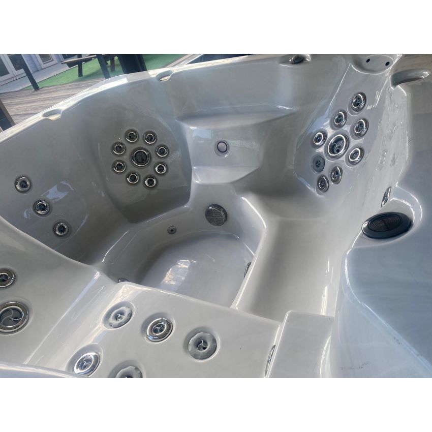 Pre-loved Coyote Hot Tub 