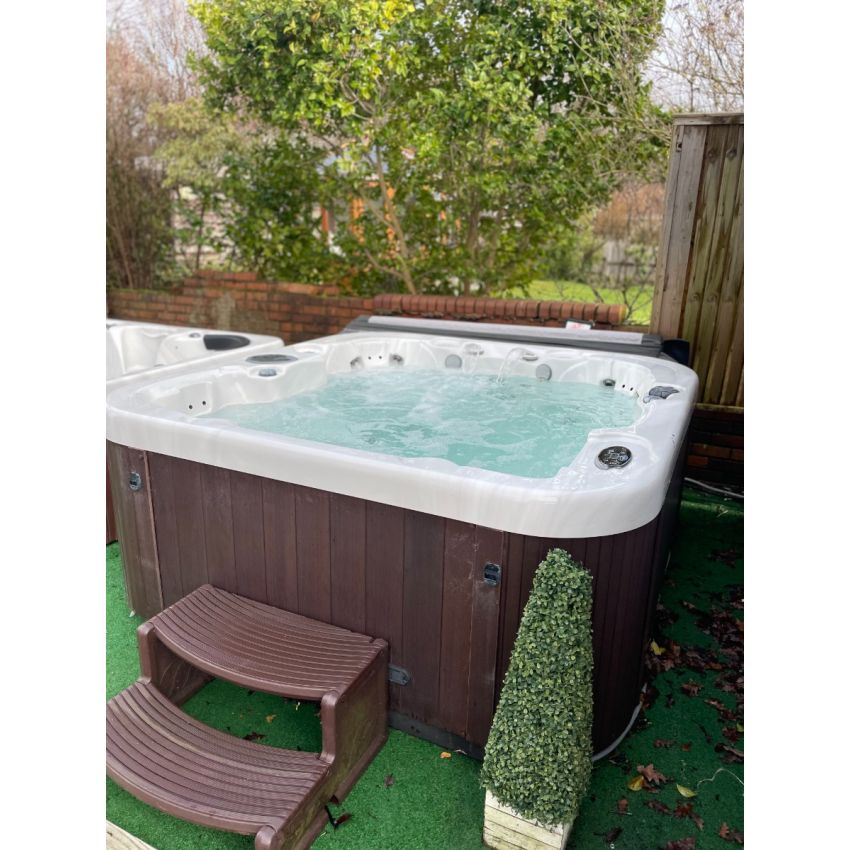 Pre-loved Coast Spas NorthWinds Vantage Hot Tub 