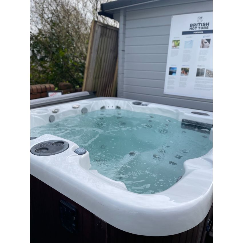 Pre-loved Coast Spas NorthWinds Vantage Hot Tub 