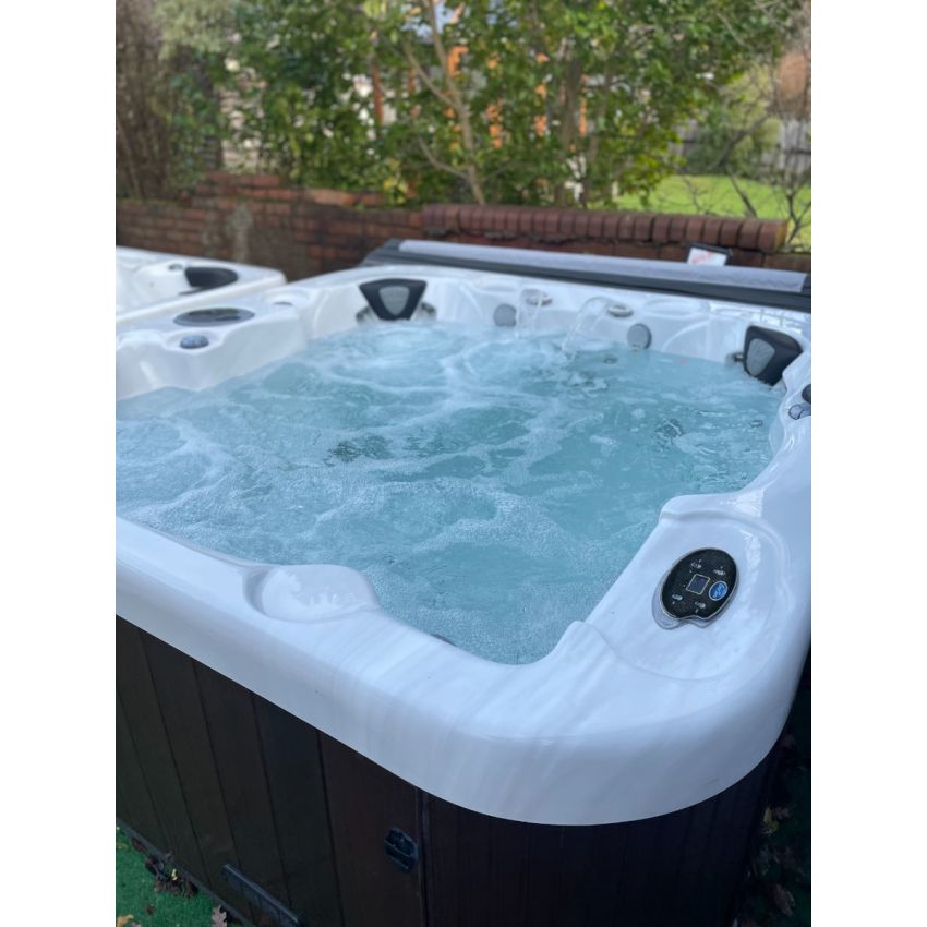 Pre-loved Coast Spas NorthWinds Vantage Hot Tub 
