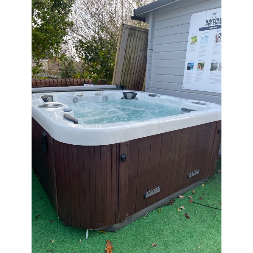 Pre-loved Coast Spas NorthWinds Vantage Hot Tub 
