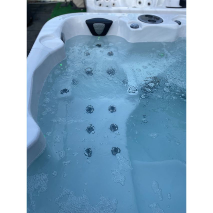 Pre-loved Coast Spas NorthWinds Vantage Hot Tub 