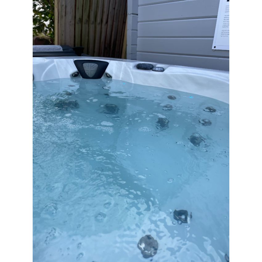 Pre-loved Coast Spas NorthWinds Vantage Hot Tub 