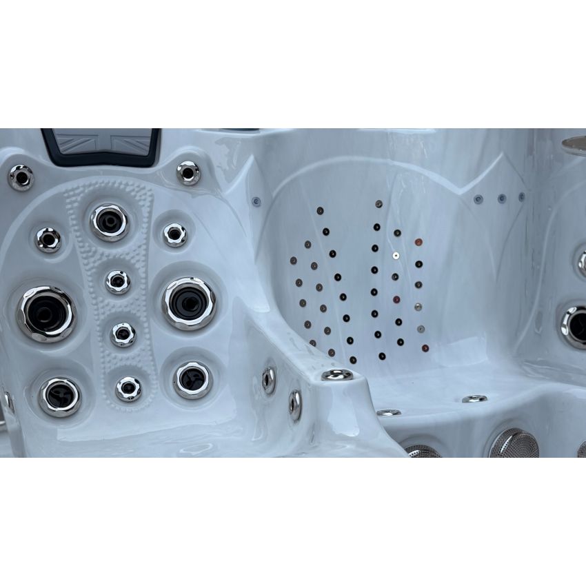 Ex-display Union Hot Tub™