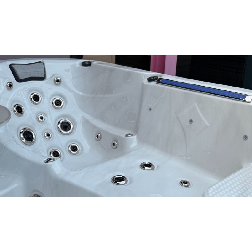 Ex-display Union Hot Tub™