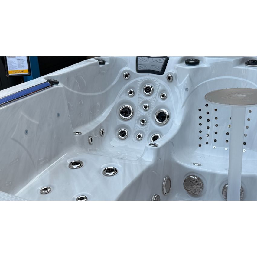 Ex-display Union Hot Tub™