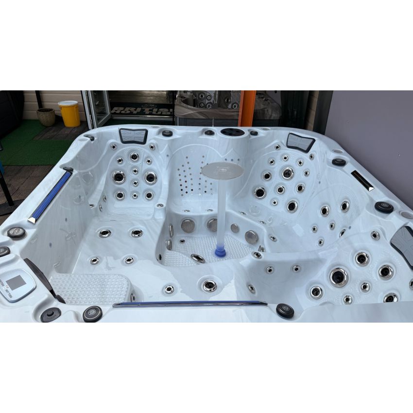 Ex-display Union Hot Tub™