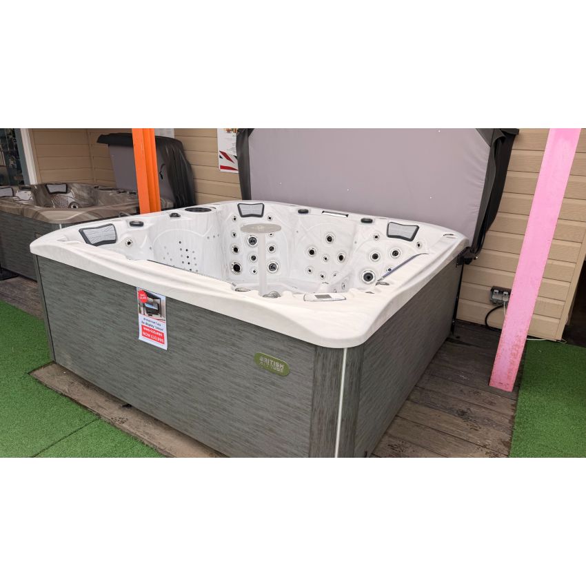 Ex-display Union Hot Tub™
