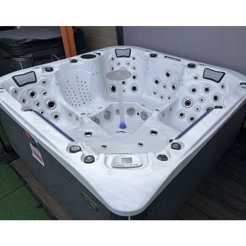 Ex-display Union Hot Tub™