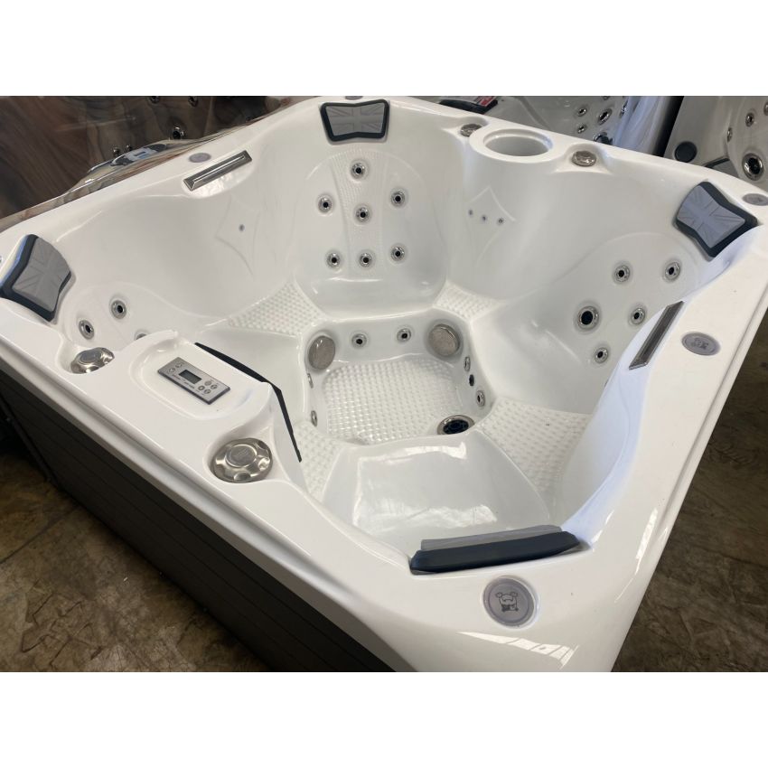 Pre-Loved Jubilee Hot Tub 