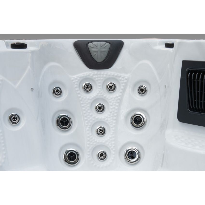Monarch™ 7 Person Hot Tub