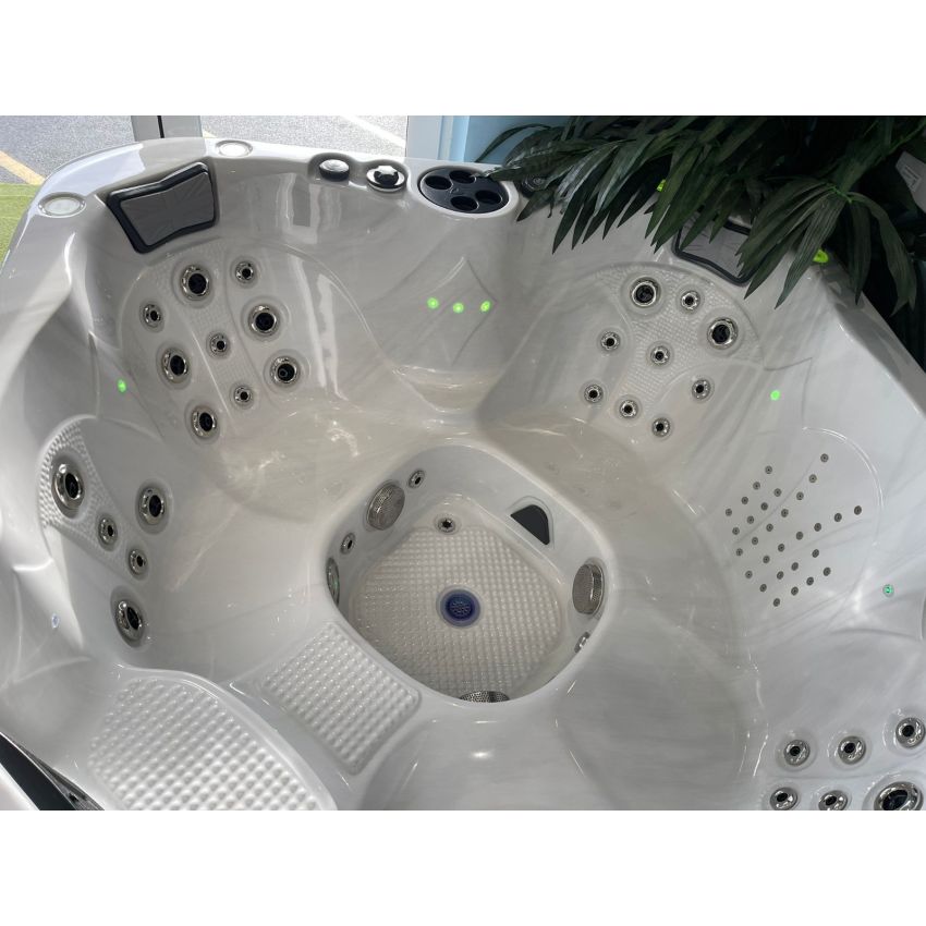 Ex-Display Shakespeare Hot Tub™