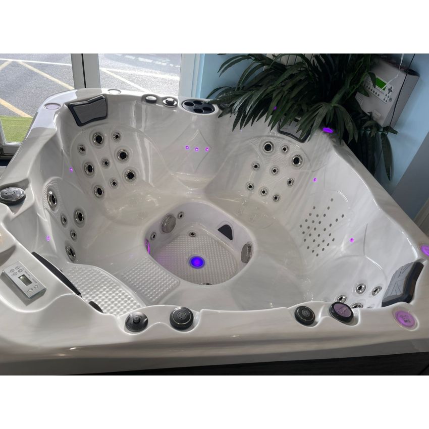 Ex-Display Shakespeare Hot Tub™