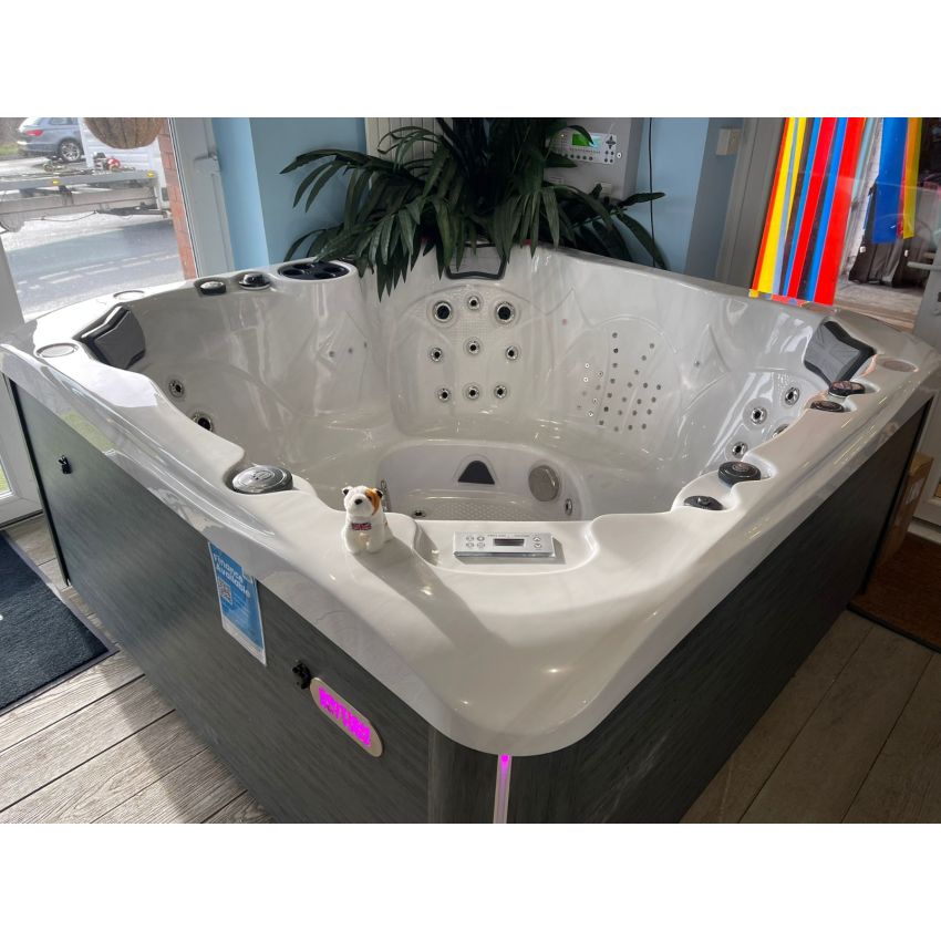 Ex-Display Shakespeare Hot Tub™