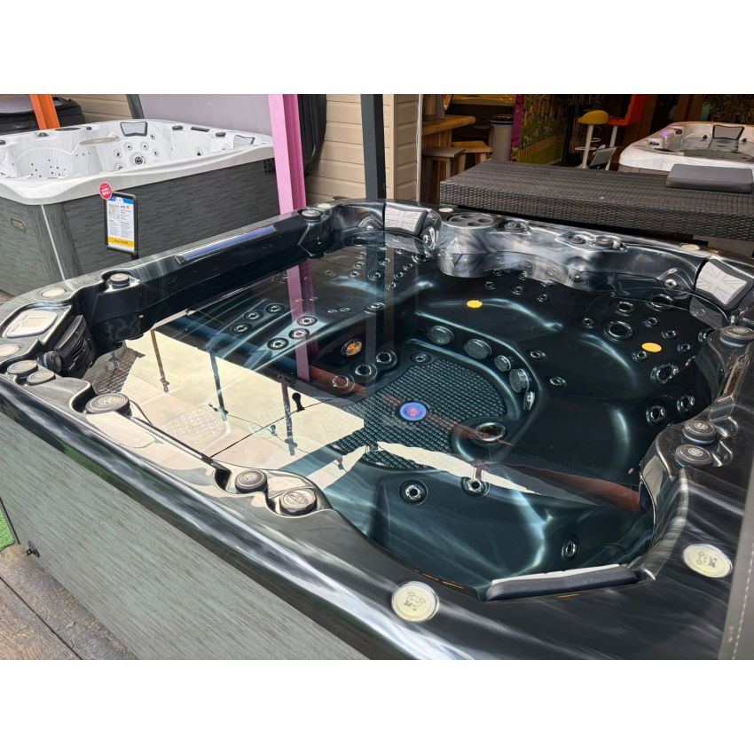 Ex-display Empire Hot Tub™