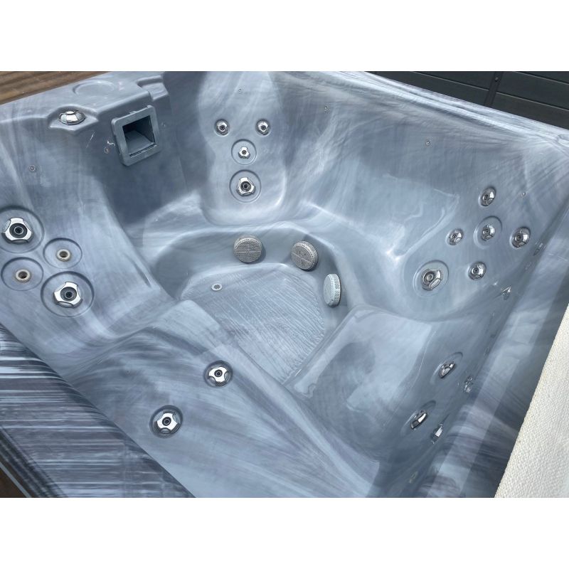 Pre-loved Coast Spas Islander Hot Tub 