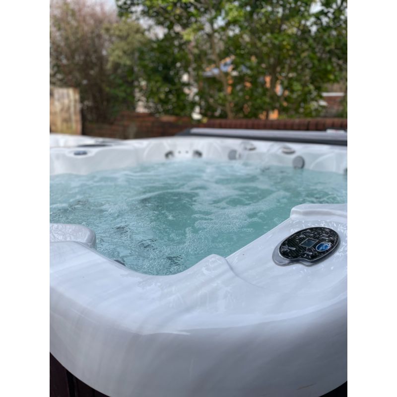 Pre-loved Coast Spas NorthWinds Vantage Hot Tub 
