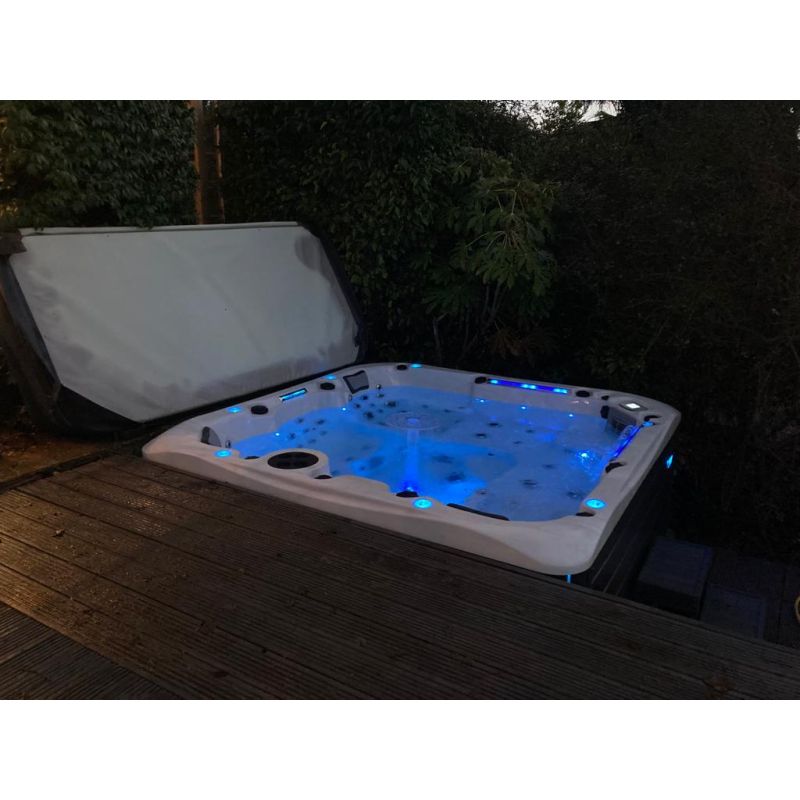 Ex-display Empire Hot Tub™