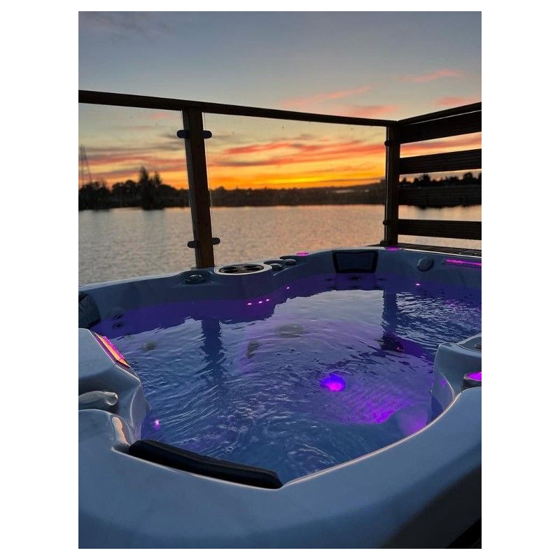 westwood 5-6 person hot tub